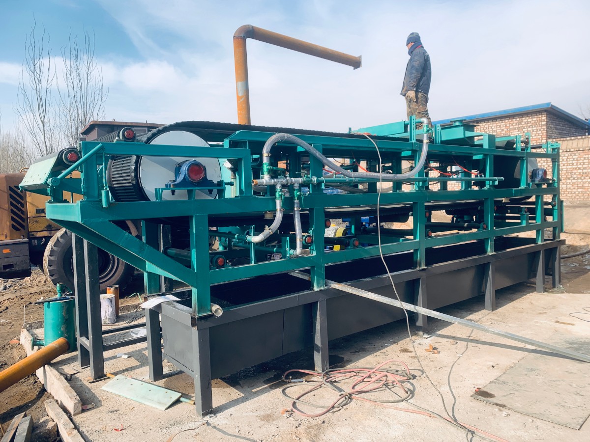 绿色真空过滤机现场 (5).JPG