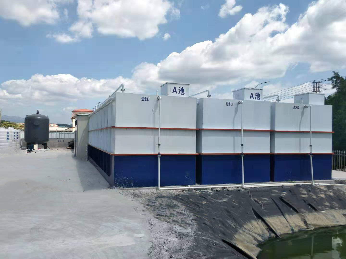 蓝白色一体化现场 (3).png